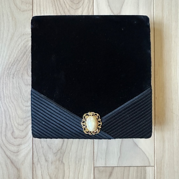 Vintage Black Velvet Evening Bag – Pearl Brooch Detail : Elegant vintage - Picture 2 of 8
